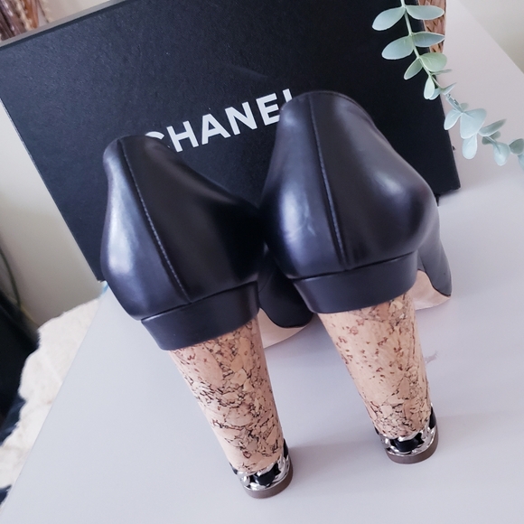 CHANEL NIB Black Leather CC Logo Silver Chain Peep Toe Cork Heel Pumps 37.5 - Picture 4 of 11